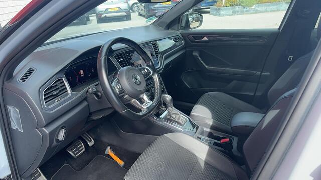 Volkswagen T-Roc 1.5 TSI Sport R-LINE / AUTOMAAT / NWE D-RIEM / PANORAMADAK / TREKHAAK / FULL LED / CAMERA / CARPLAY / ACC / NL-AUTO