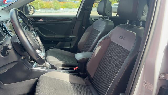 Volkswagen T-Roc 1.5 TSI Sport R-LINE / AUTOMAAT / NWE D-RIEM / PANORAMADAK / TREKHAAK / FULL LED / CAMERA / CARPLAY / ACC / NL-AUTO