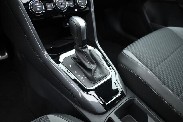 Volkswagen T-Roc 1.5 TSI Sport Business R | Rijklaar! | Pano | Trekhaak | Camera | Adapt. Cruise | Stoelverw. | Apple CarPlay | 19''