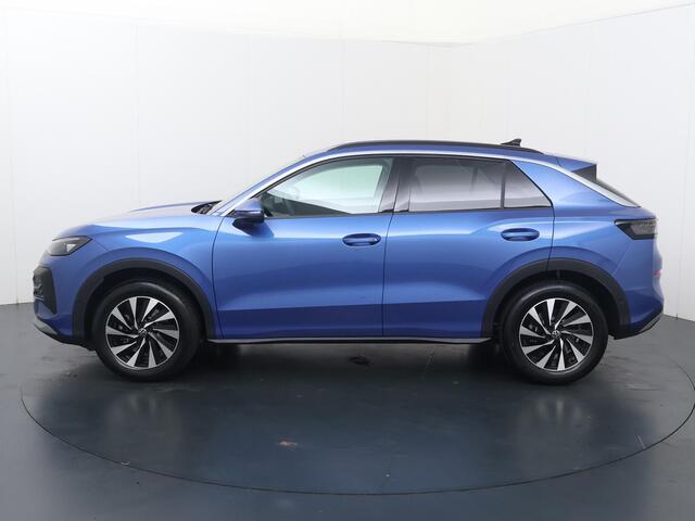 Volkswagen T-Roc Life First Edition 1.5 eTSI 85 kW / 116 PK DSG | Comfort pakket | LED Plus verlichting met lichtstrip in grille & verlichte logo's |
