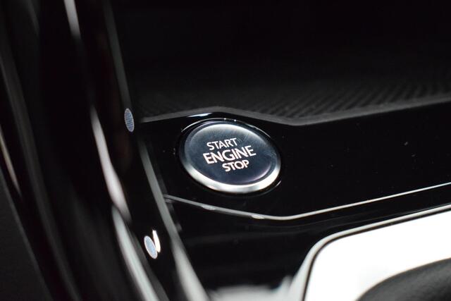 Volkswagen T-Roc 1.5 TSI 150pk DSG R-Line Business+ Black Style Trekhaak Camera IQ.Light Panoramadak Virtual Cockpit Navigatie