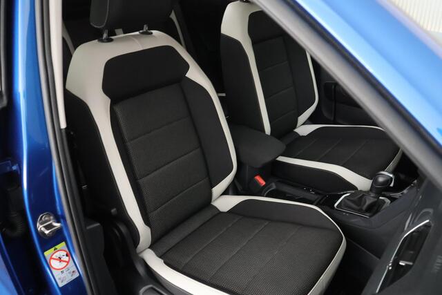 Volkswagen T-Roc 1.5 TSI 150pk DSG Sport Trekhaak Stoelverwarming Camera Keyless Stoelverwarming Navigatie