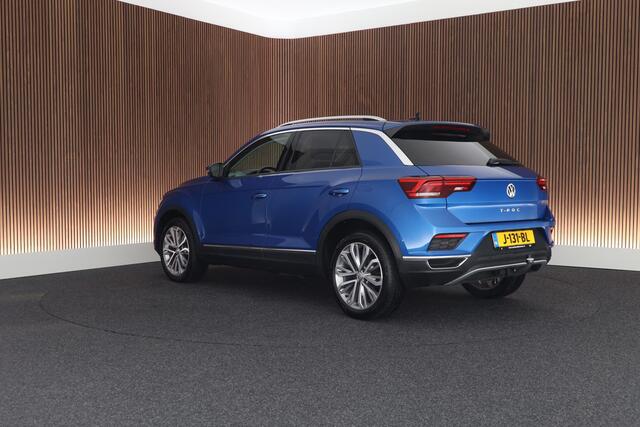 Volkswagen T-Roc 1.5 TSI 150pk DSG Sport Trekhaak Stoelverwarming Camera Keyless Stoelverwarming Navigatie