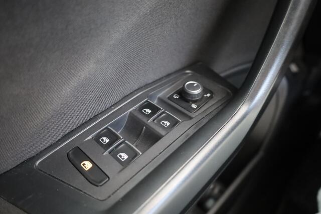 Volkswagen T-Roc 1.5 TSI Sport achteruitrijcamera, stoelverwarming, privacy gla,s keyless entry, 18" LMV, lendesteun, navigatie, digital cockpit pro ,climatronic, spiegel pakket en elektrische achterklep