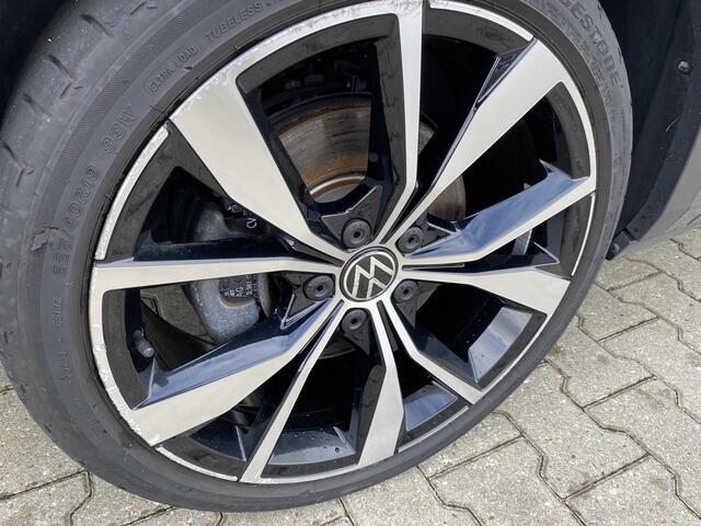 Volkswagen T-Roc 1.5 TSI R-Line Business App Connect , Navigatie , Adaptive Cruise Control