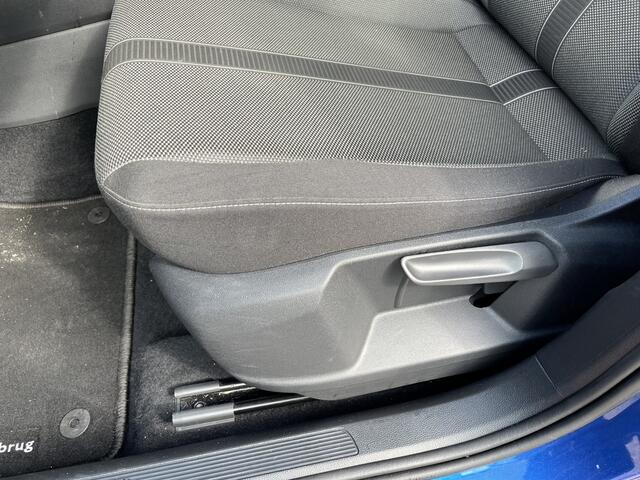 Volkswagen T-Roc 1.5 TSI Life / AUTOMAAT/ PARKEER SENSOREN V+A/ APP-CONNECT/ ADAPTIVE CRUISE/ DIGITAL DASH/ DAB/ CLIMA/ 16'' LMV