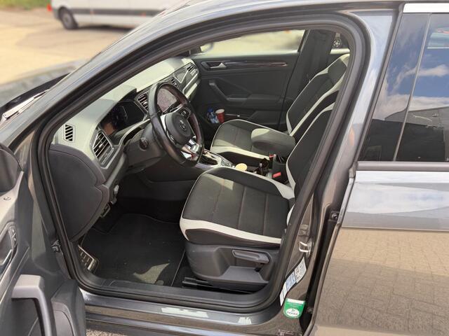 Volkswagen T-Roc 1.5 TSI Sport | DSG | Stoelverwarming | Adaptive Cruise Control | Camera | Trekhaak | Navigatie | LED | Grootlichtassistent | Climate Control | Digitale Tellers | Elektrische Achterklep