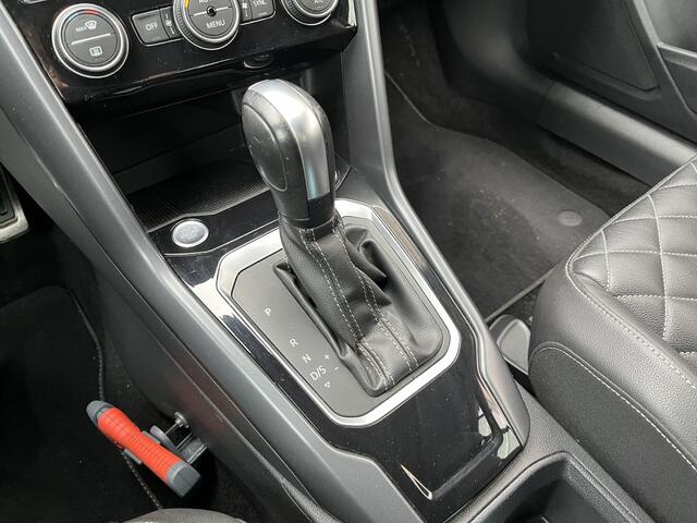 Volkswagen T-Roc Cabrio 1.5 TSI R-Line / AUTOMAAT/ LEER/ TREKHAAK/ PARK.SENSOR.V+A/ CAMERA/ ACC/ APP-CONNECT/ STUUR+STOELVERWARM./ DODEHOEK/ KEYLESS/ DIGITAL DASH/ RIJ-MODI/ NAVI/ DAB/ CLIMA/ LED/ 19'' LMV
