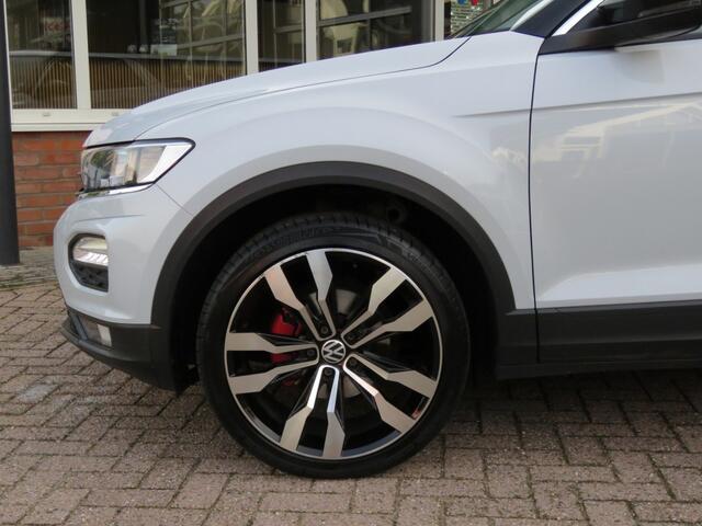 Volkswagen T-Roc 1.5 TSI 150pk DSG-aut. SPORT / 19 Inch / Trekhaak / Carplay / Stoelverw. / Adap.cruise / BOVAG garantie