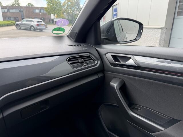 Volkswagen T-Roc 1.5 TSI SPORT Panorama Schuifdak Trekhaak Winter Camera etc