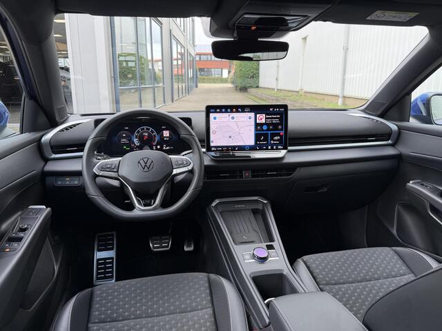 Volkswagen T-Roc 1.5 eTsi R-Line Style First Edition | IQ LED/Adapt.Cruise/Stuur- en stoelverwarming