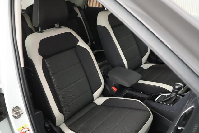 Volkswagen T-Roc 1.5 TSI 150pk DSG Style Trekhaak Camera Virtual Cockpit LED Carplay Stoelverwarming