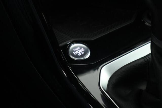Volkswagen T-Roc 1.5 TSI 150pk DSG R-Line Business+ Trekhaak Camera Keyless LED Stoelverwarming Virtual Cockpit Navigatie