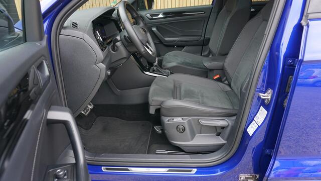 Volkswagen T-Roc 1.5 TSI 150pk DSG 2x R-Line & Black Style Pano.Dak 19inch LM IQ Light Virtual Cockpit ACC Trekhaak *Lapiz Blue*