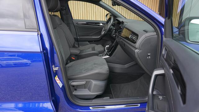 Volkswagen T-Roc 1.5 TSI 150pk DSG 2x R-Line & Black Style Pano.Dak 19inch LM IQ Light Virtual Cockpit ACC Trekhaak *Lapiz Blue*