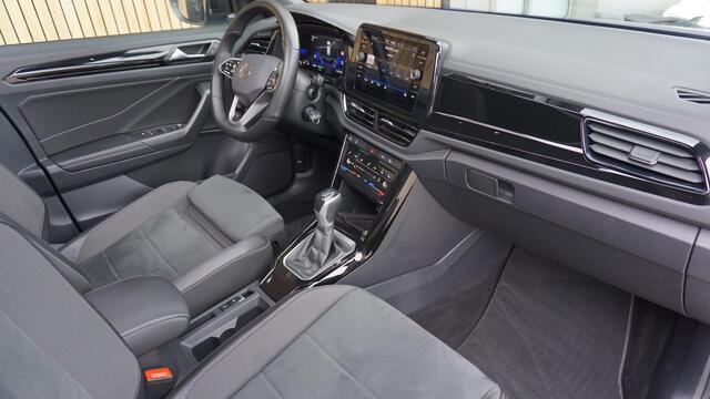 Volkswagen T-Roc 1.5 TSI 150pk DSG 2x R-Line & Black Style Pano.Dak 19inch LM IQ Light Virtual Cockpit ACC Trekhaak *Lapiz Blue*