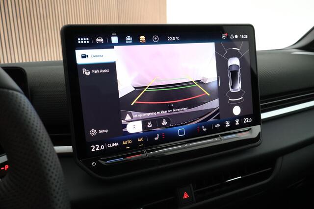 Volkswagen T-Roc 1.5 eTsi 150pk R-Line First Edition Black Style Trekhaak Camera Keyless Stoelverwarming Navigatie Panoramadak