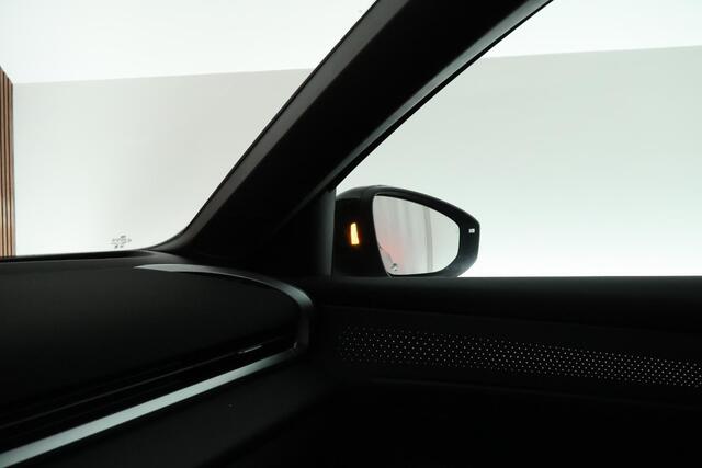 Volkswagen T-Roc 1.5 eTsi 150pk R-Line First Edition Black Style Trekhaak Camera Keyless Stoelverwarming Navigatie Panoramadak