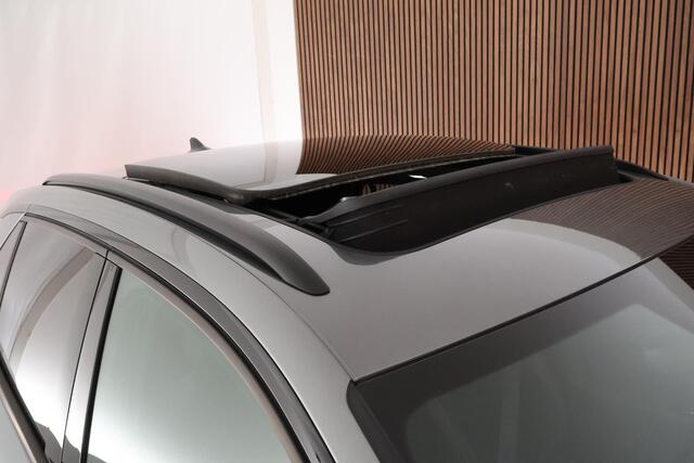 Volkswagen T-Roc 1.5 eTsi 150pk R-Line First Edition Black Style Trekhaak Camera Keyless Stoelverwarming Navigatie Panoramadak