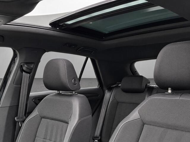 Volkswagen T-Roc 1.5TSI/150PK R-Line Black Style · Panoramadak · Apple/Android Car Play · BEATS audio · Camera · Stoelverwarming ·