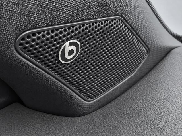 Volkswagen T-Roc 1.5TSI/150PK R-Line Black Style · Panoramadak · Apple/Android Car Play · BEATS audio · Camera · Stoelverwarming ·