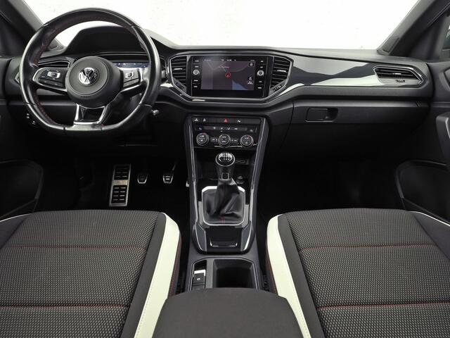 Volkswagen T-Roc 1.5 TSI Sport (APPLE CARPLAY, VIRTUAL DASHBOARD, PANORAMADAK, SPORTSTOELEN, CLIMATE, NIEUWE APK, NIEUWSTAAT)