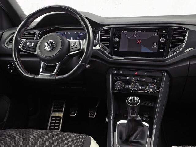 Volkswagen T-Roc 1.5 TSI Sport (APPLE CARPLAY, VIRTUAL DASHBOARD, PANORAMADAK, SPORTSTOELEN, CLIMATE, NIEUWE APK, NIEUWSTAAT)