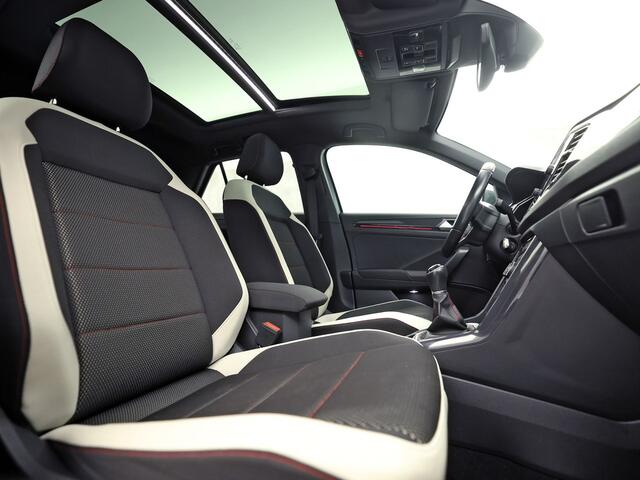 Volkswagen T-Roc 1.5 TSI Sport (APPLE CARPLAY, VIRTUAL DASHBOARD, PANORAMADAK, SPORTSTOELEN, CLIMATE, NIEUWE APK, NIEUWSTAAT)
