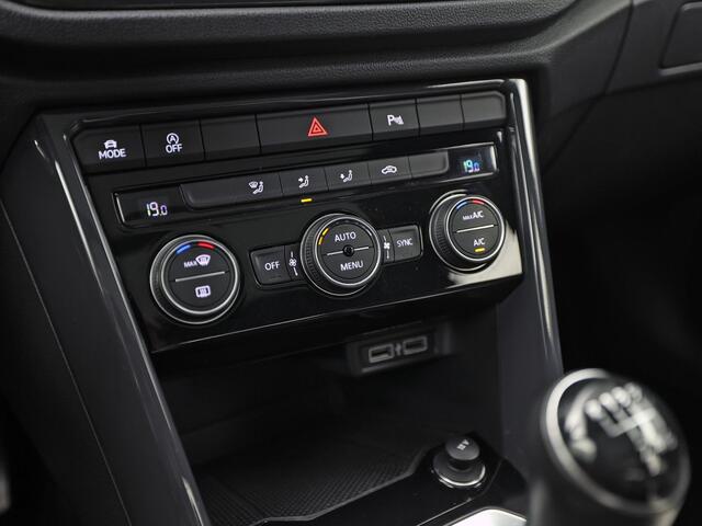 Volkswagen T-Roc 1.5 TSI Sport (APPLE CARPLAY, VIRTUAL DASHBOARD, PANORAMADAK, SPORTSTOELEN, CLIMATE, NIEUWE APK, NIEUWSTAAT)
