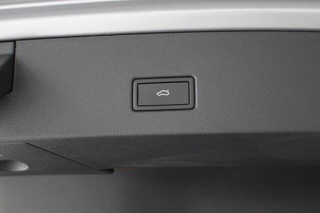 Volkswagen T-Roc 1.5 TSI R-Line DSG Automaat Blackstyle Navigatie | Climate Control | El. Achterklep | Camera | 4-Seizoenen banden
