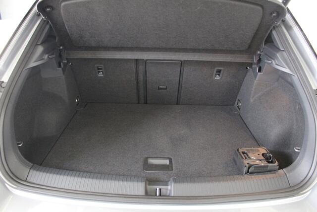 Volkswagen T-Roc 1.5 TSI R-Line DSG Automaat Blackstyle Navigatie | Climate Control | El. Achterklep | Camera | 4-Seizoenen banden