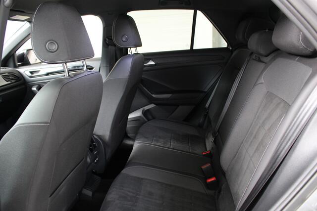 Volkswagen T-Roc 1.5 TSI R-Line DSG Automaat Blackstyle Navigatie | Climate Control | El. Achterklep | Camera | 4-Seizoenen banden