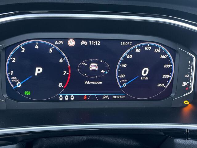 Volkswagen T-Roc 1.5 TSI R-Line Edition 150 PK DSG | Verlangde garantie | Panorama dak | Matrix koplampen | Trekhaak | Keyless |
