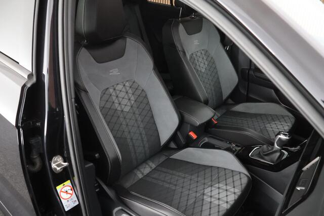 Volkswagen T-Roc 1.5 TSI 150pk DSG R-Line Business Black Style Panoramadak Trekhaak Camera Navigatie Beats Stoelverwarming Keyless