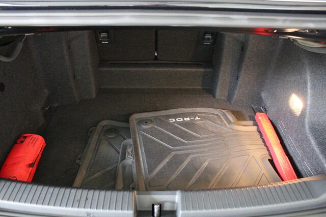 Volkswagen T-Roc Cabrio 1.5 TSI DSG R-Line Navigatie | 19" Misano | Stoel- en stuurverwarming | Matrix Led | Beats Audio