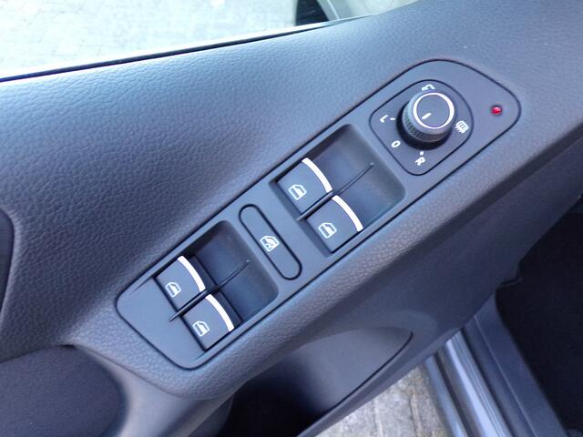Volkswagen TIGUAN 1.4 TSI Sport&Style Automaat Parkeerhulp Trekhaak NAP!
