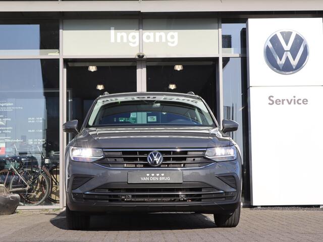 Volkswagen TIGUAN 1.4 TSI 245 pk DSG eHybrid Life | Navigatie | Zwenkbare Trekhaak | Alcantara Ergo Stoelen | App Connect | Stoel + Stuur Verwarming | Elektrische Klep | Digital Cockpit | Keyless | 17'' LM |