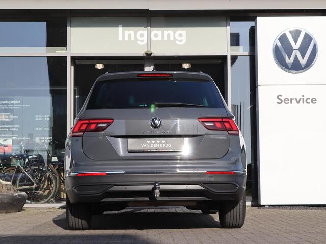 Volkswagen TIGUAN 1.4 TSI 245 pk DSG eHybrid Life | Navigatie | Zwenkbare Trekhaak | Alcantara Ergo Stoelen | App Connect | Stoel + Stuur Verwarming | Elektrische Klep | Digital Cockpit | Keyless | 17'' LM |