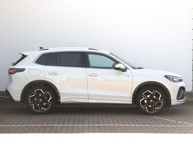 Volkswagen TIGUAN 1.5 eTSI R-Line Business | Trekhaak | Camera | Keyless | Stoel- en stuurverwarming | Elektrische achterklep |