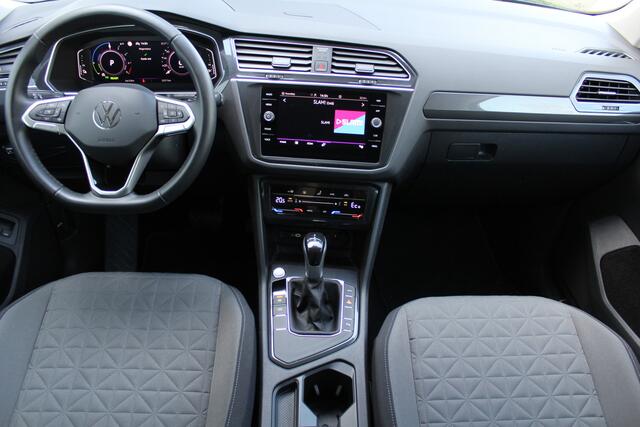 Volkswagen TIGUAN 1.4 TSI eHybrid Life Edition | Achteruitrijcamera | Digital cockpit | Adaptieve cruise controle | Climate controle | Parkeersensoren V+A | Elektrische kofferklep | Keyless entry/start | Navigatie | Apple CarPlay/Android Auto | Schakelmogelijkheid aan stuu