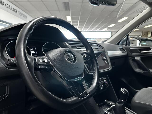 Volkswagen TIGUAN 1.4 TSI Comfortline Business/ Trekhaak/ Apple + Android/ DAB+/ Navi/ Clima/ Adaptive Cruise/ Lane-Assist./ Armsteun/ Multi. LEDER. Stuur/ 17'' LMV/ Mistl./ PDC V+A/ Chroom/ Dakrails.