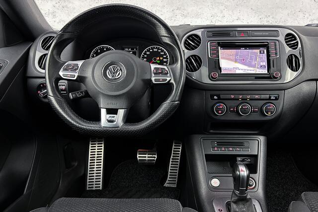Volkswagen TIGUAN 1.4 TSI R-Line Edition | Elektrisch panoramadak | Bi-Xenon | Verwarmde sportstoelen | Trekhaak