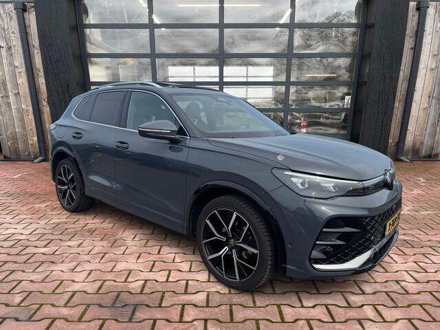 Volkswagen TIGUAN 1.5 eTSI R-Line Business | Pano | Trekhaak | Stoelverwarming | ACC | HUD |
