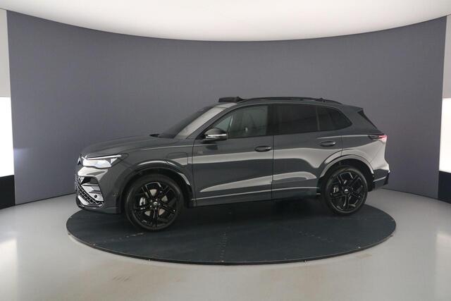 Volkswagen TIGUAN R-Line Edition 1.5 TSI eHybrid 272pk DSG Automaat Trekhaak, Panoramadak, Black Style, 360 camera, Adaptive cruise control, Achteruitrijcamera, LED koplampen, Elektrische achterklep