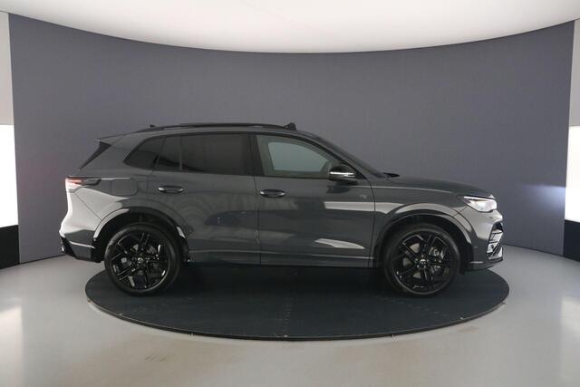 Volkswagen TIGUAN R-Line Edition 1.5 TSI eHybrid 272pk DSG Automaat Trekhaak, Panoramadak, Black Style, 360 camera, Adaptive cruise control, Achteruitrijcamera, LED koplampen, Elektrische achterklep