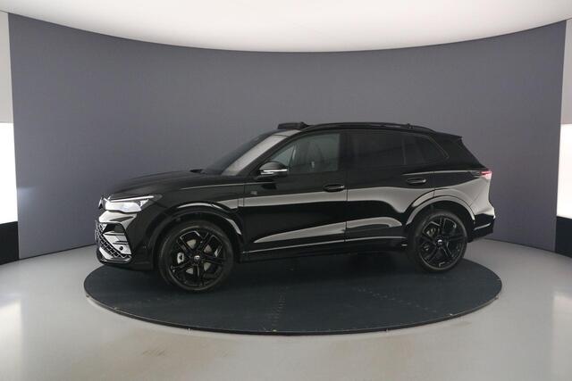 Volkswagen TIGUAN R-Line Edition 1.5 TSI eHybrid 204pk DSG Automaat Trekhaak, Black style, Panoramadak, Adaptive cruise control, Achteruitrijcamera, Elektrische achterklep, LED koplampen