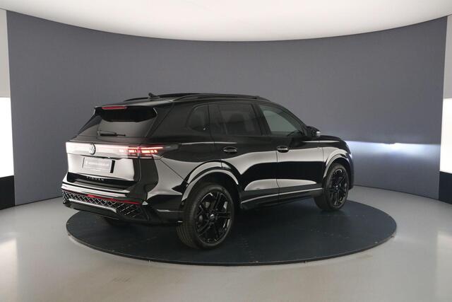 Volkswagen TIGUAN R-Line Edition 1.5 TSI eHybrid 204pk DSG Automaat Trekhaak, Black style, Panoramadak, Adaptive cruise control, Achteruitrijcamera, Elektrische achterklep, LED koplampen
