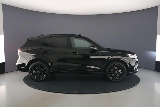 Volkswagen TIGUAN R-Line Edition 1.5 TSI eHybrid 204pk DSG Automaat Trekhaak, Black style, Panoramadak, Adaptive cruise control, Achteruitrijcamera, Elektrische achterklep, LED koplampen