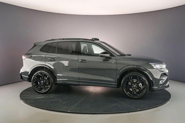 Volkswagen TIGUAN R-Line Edition 1.5 TSI eHybrid 204pk DSG Automaat Trekhaak, Panoramadak, Black style, Adaptive cruise control, 360 camera, Achteruitrijcamera, Elektrische achterklep