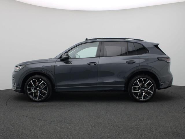 Volkswagen TIGUAN 1.5 eHybrid R-Line Edition Blackstyle, panoramadak, blackstyle, matrix led, trekhaak, 360gr. camera, adaptive cruise, side assist, stuur-stoelverwarming, elek. bedienbare achterklep, keyless, voorstoel met massage, 20" lichtmetaal